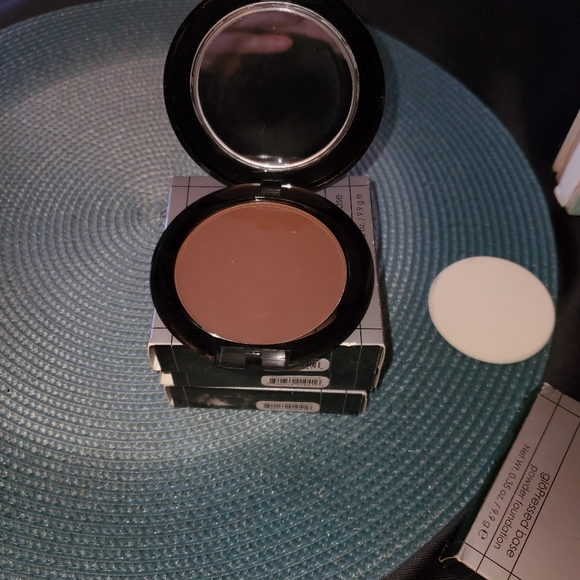 Glo Minerals Pressed Base Foundation - Picture 3 of 4